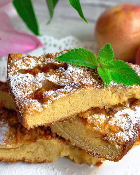 Классическая шарлотка с яблоками и нектаринами