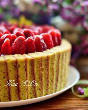 Клубнично-фисташковая шарлотка