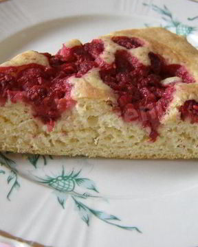 Малиновая шарлотка с малиной