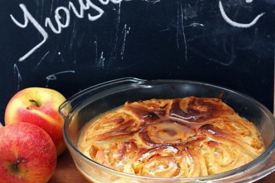 Рецепт простая шарлотка с корицей