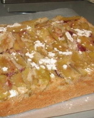 Шарлотка с клубникой и яблоками