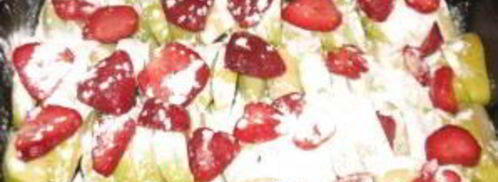 шарлотка с клубникой и яблоками. Шаг 2