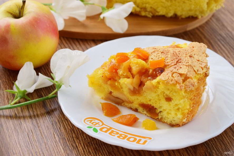 Рецепт шарлотка с курагой и яблоками