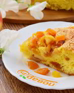 Шарлотка с курагой и яблоками