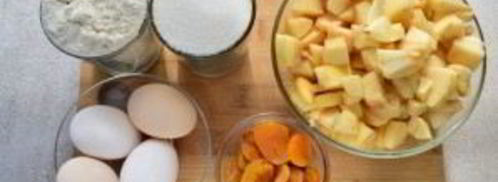 шарлотка с курагой и яблоками. Шаг 2