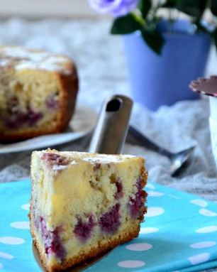 Шарлотка с малиной из мультиварки