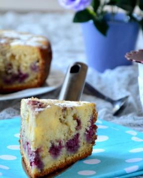 Шарлотка с малиной из мультиварки