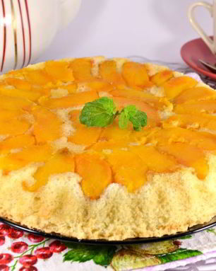 Шарлотка с персиками