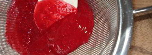 шарлотка с шоколадно-малиновым муссом и воздушным ванильным кремом. Шаг 2