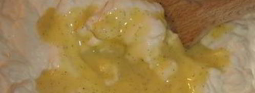 шарлотка с шоколадно-малиновым муссом и воздушным ванильным кремом. Шаг 17