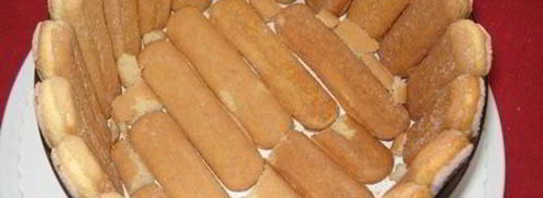 шарлотка с шоколадно-малиновым муссом и воздушным ванильным кремом. Шаг 18