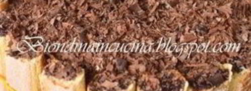 шарлотка с шоколадно-малиновым муссом и воздушным ванильным кремом. Шаг 21