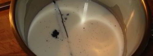 шарлотка с шоколадно-малиновым муссом и воздушным ванильным кремом. Шаг 10