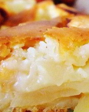 Шарлотка с яблоками, бананами и корицей