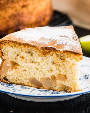 Шарлотка с яблоками и грушами