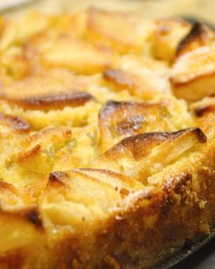 Шарлотка с яблоками корицей и изюмом