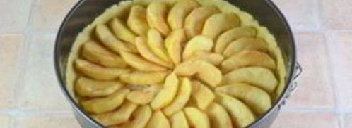 шарлотка с яблоками открытая. Шаг 7