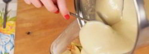 шарлотка с яблоками в микроволновке. Шаг 3