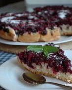 Шарлотка со смородиной