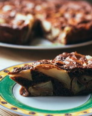 Шоколадная шарлотка с яблоками, сливами и творогом