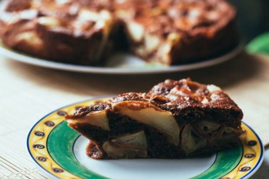 Рецепт шоколадная шарлотка с яблоками, сливами и творогом