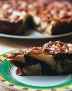 Шоколадная шарлотка с яблоками, сливами и творогом