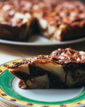 Шоколадная шарлотка с яблоками, сливами и творогом