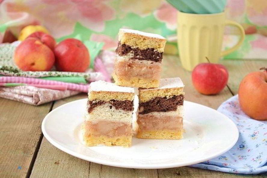 Рецепт яблочная шарлотка под двухцветным бисквитом