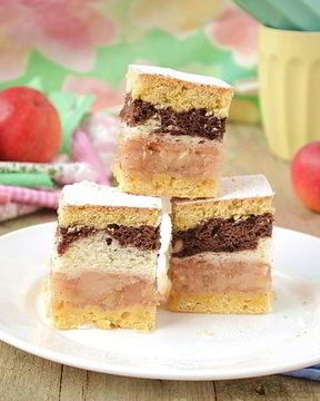 Яблочная шарлотка под двухцветным бисквитом