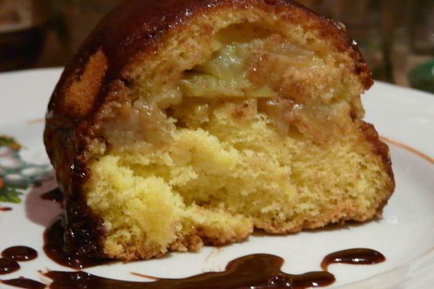 Рецепт яблочная шарлотка с шоколадным соусом