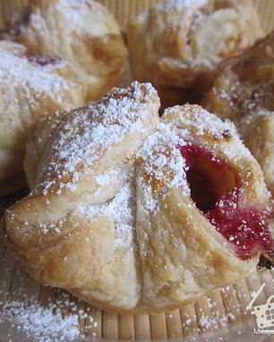 Слойки — пирожки с маскарпоне и вишней