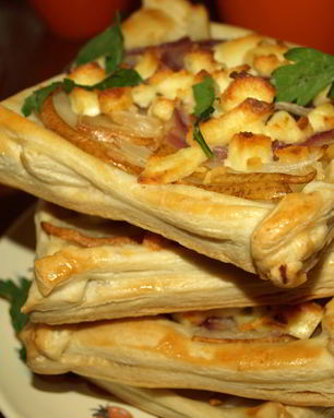 Слойки с грушей, ялтинским луком и адыгейским сыром