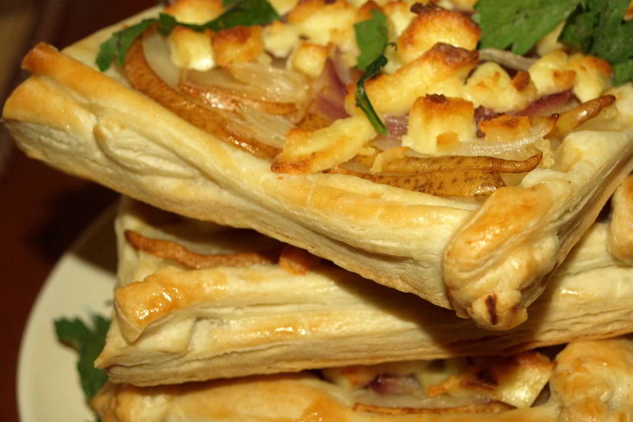 Рецепт слойки с грушей, ялтинским луком и адыгейским сыром