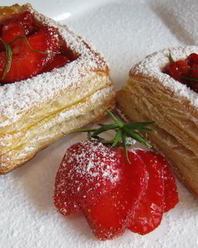 Слойки с клубникой в розмариновом меду