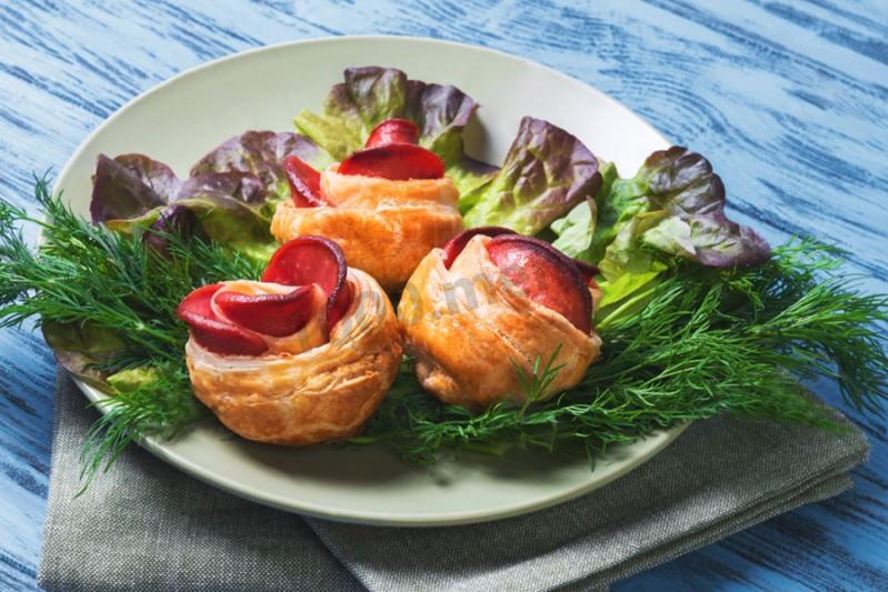 Рецепт слойки с колбасой из слоеного теста