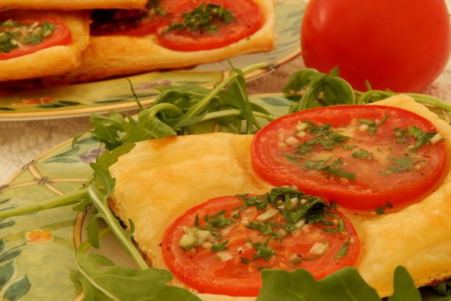 Рецепт слойки с помидорами