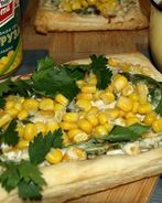 Слойки с рикоттой, шпинатом и сладкой кукурузой