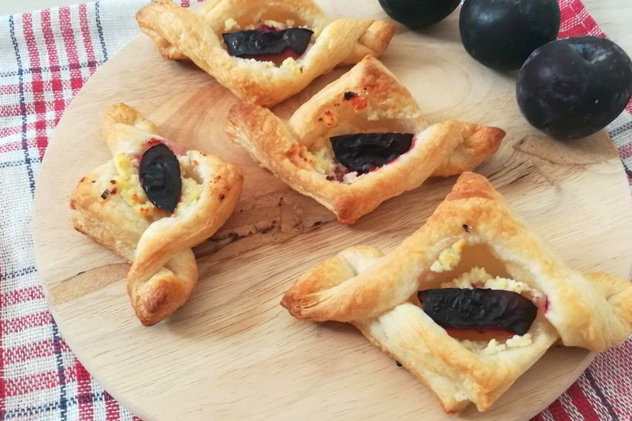 Рецепт слойки с творогом и сливой