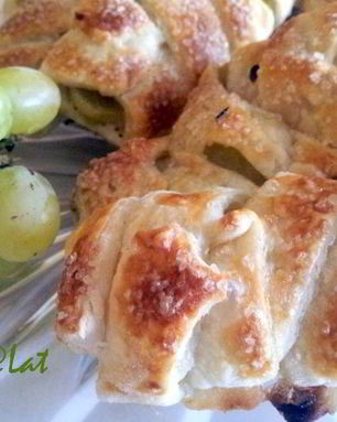 Слойки с виноградом