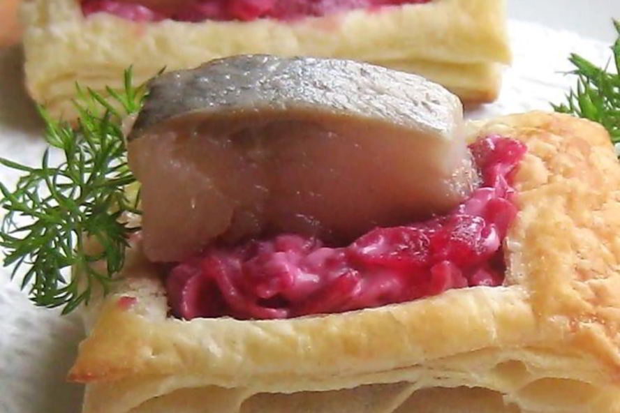 Рецепт слойки со свекольной начинкой и селедкой