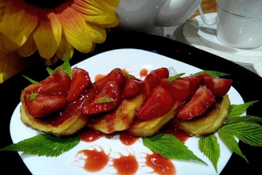 Рецепт сырники с клубникой и клубничным сиропом