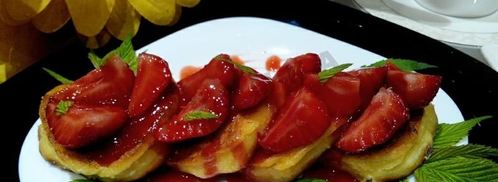 сырники с клубникой и клубничным сиропом. Шаг 14