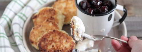 сырники с вишневым соусом и корицей. Шаг 5