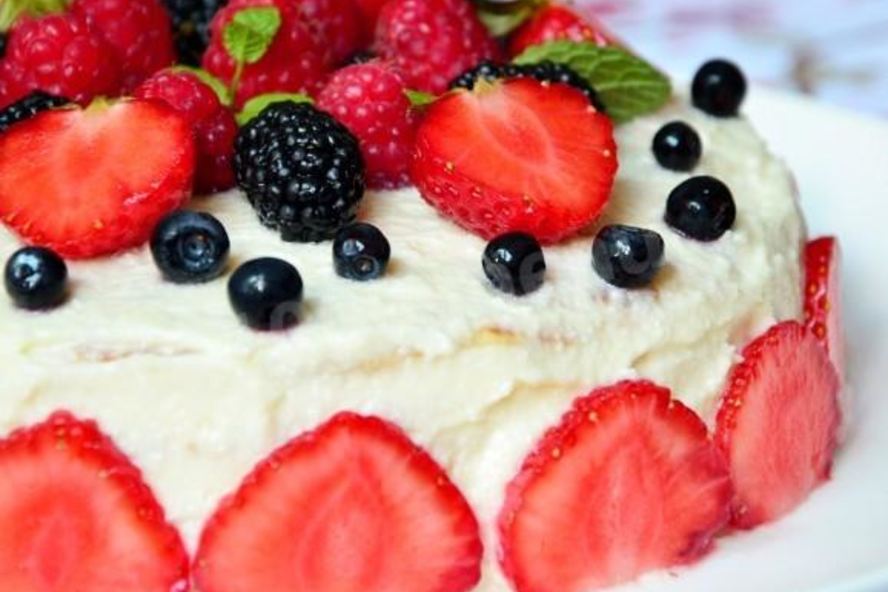 Рецепт блинный торт с творожным кремом и ягодами на сковороде
