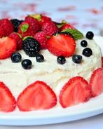 Блинный торт с творожным кремом и ягодами на сковороде