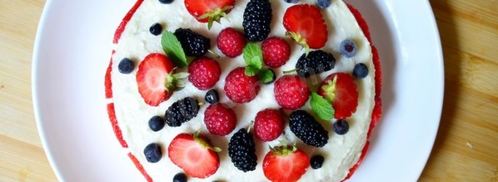 блинный торт с творожным кремом и ягодами на сковороде. Шаг 12