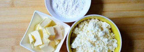 блинный торт с творожным кремом и ягодами на сковороде. Шаг 4