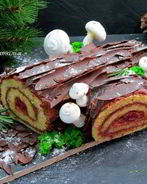 Рождественское полено с пряной вишней и розмарином