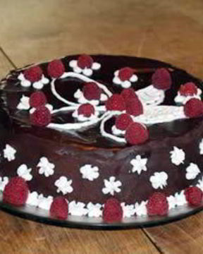 Шоколадный торт с малиновой начинкой