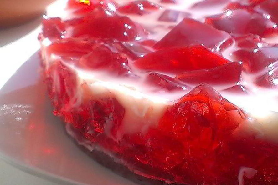 Рецепт шоколадный торт с молочно-клубничным желе